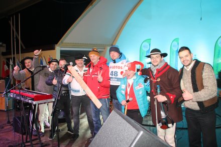 Zdjęcie wspólne Zespołu Baciarów i osób które kupiły rzeczy na rzecz WOŚP